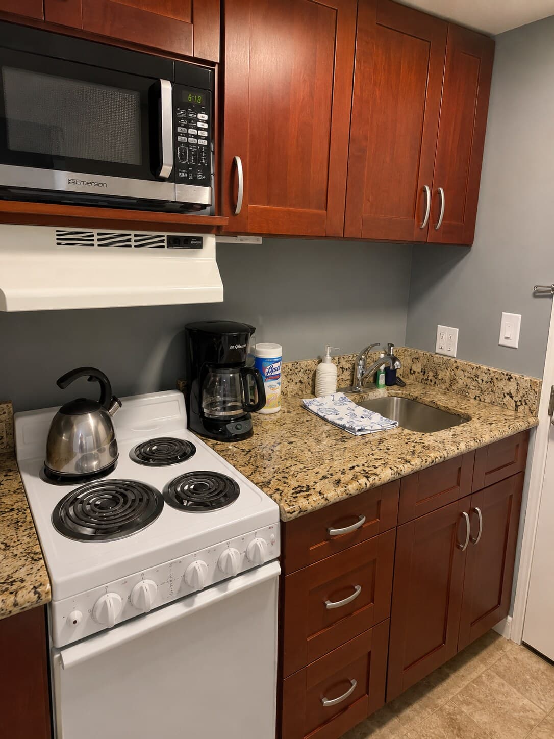 Condo in Honolulu · ★4.84 · 1 bedroom · 2 beds · 1 private bath - Photo 5