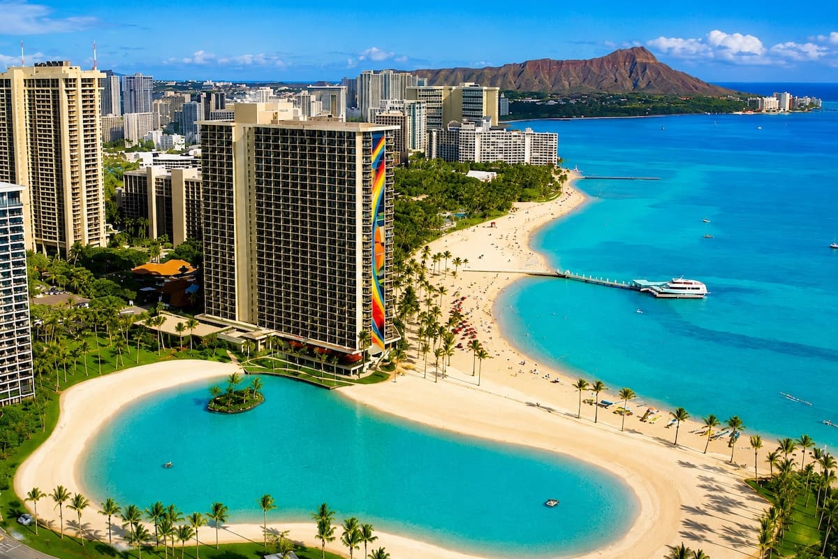 Condo in Honolulu · ★4.84 · 1 bedroom · 2 beds · 1 private bath - Photo 4