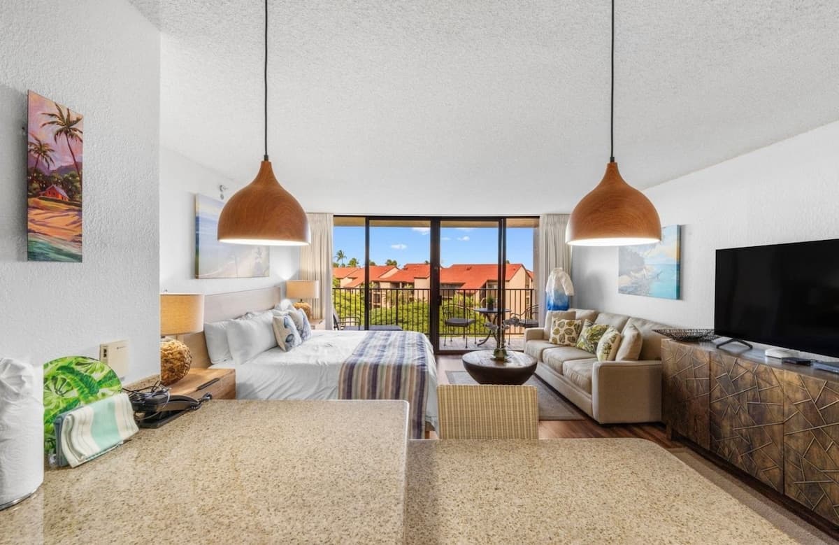 Condo in Lahaina · ★4.83 · Studio · 2 beds · 1 private bath - Photo 4
