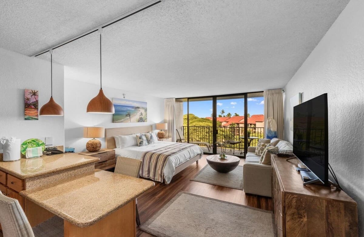 Condo in Lahaina · ★4.83 · Studio · 2 beds · 1 private bath - Photo 5