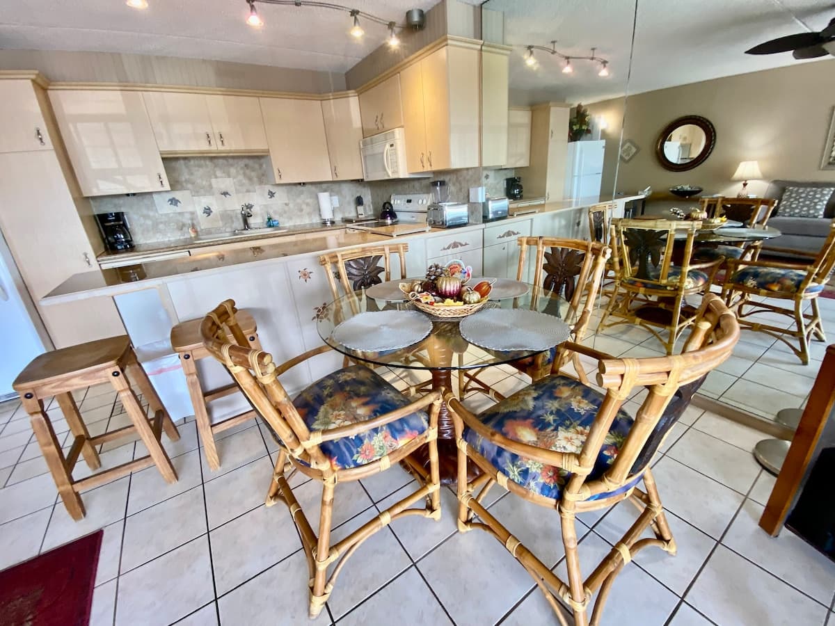 Condo in Kihei · ★4.88 · 1 bedroom · 3 beds · 1 private bath - Photo 3
