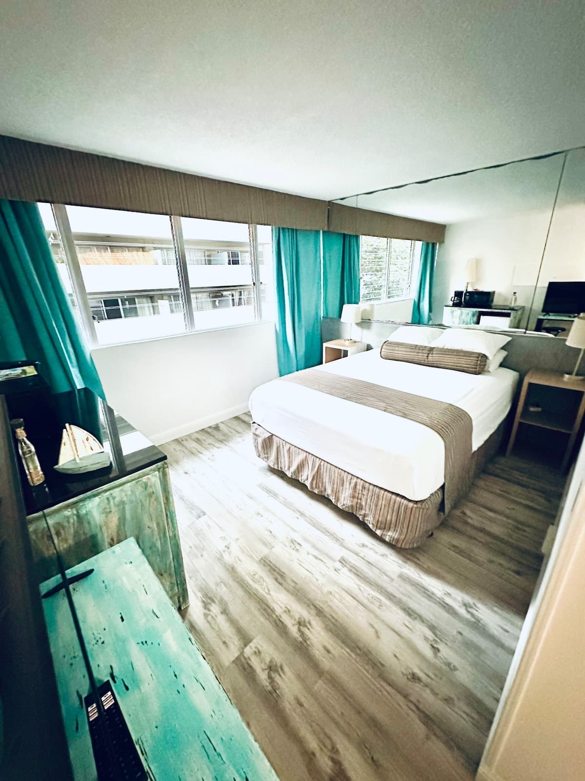 Condo in Honolulu · ★4.74 · 1 bedroom · 1 bed · 1.5 private baths - Photo 1