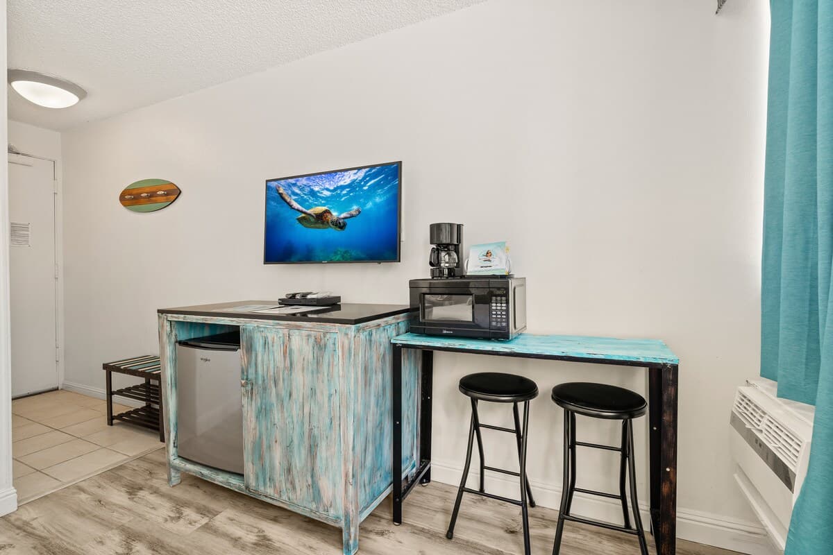 Condo in Honolulu · ★4.74 · 1 bedroom · 1 bed · 1.5 private baths - Photo 2