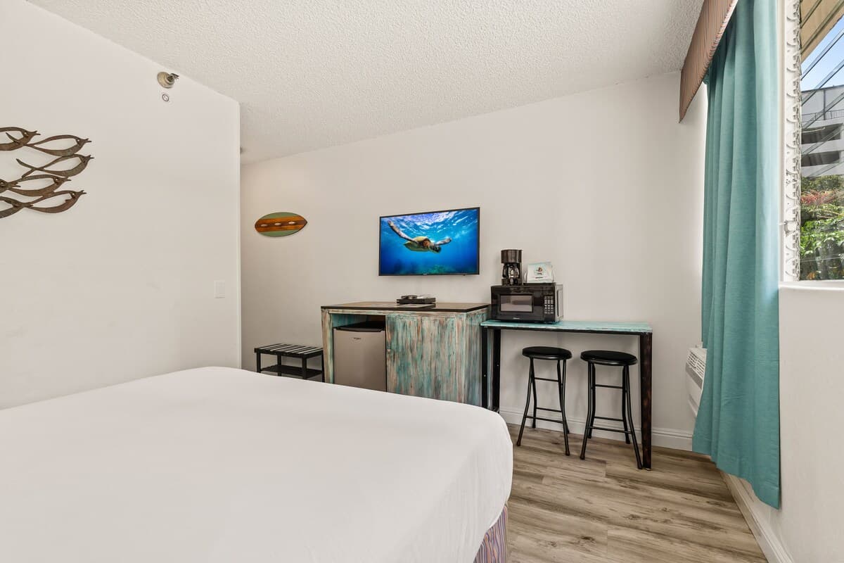 Condo in Honolulu · ★4.74 · 1 bedroom · 1 bed · 1.5 private baths - Photo 4