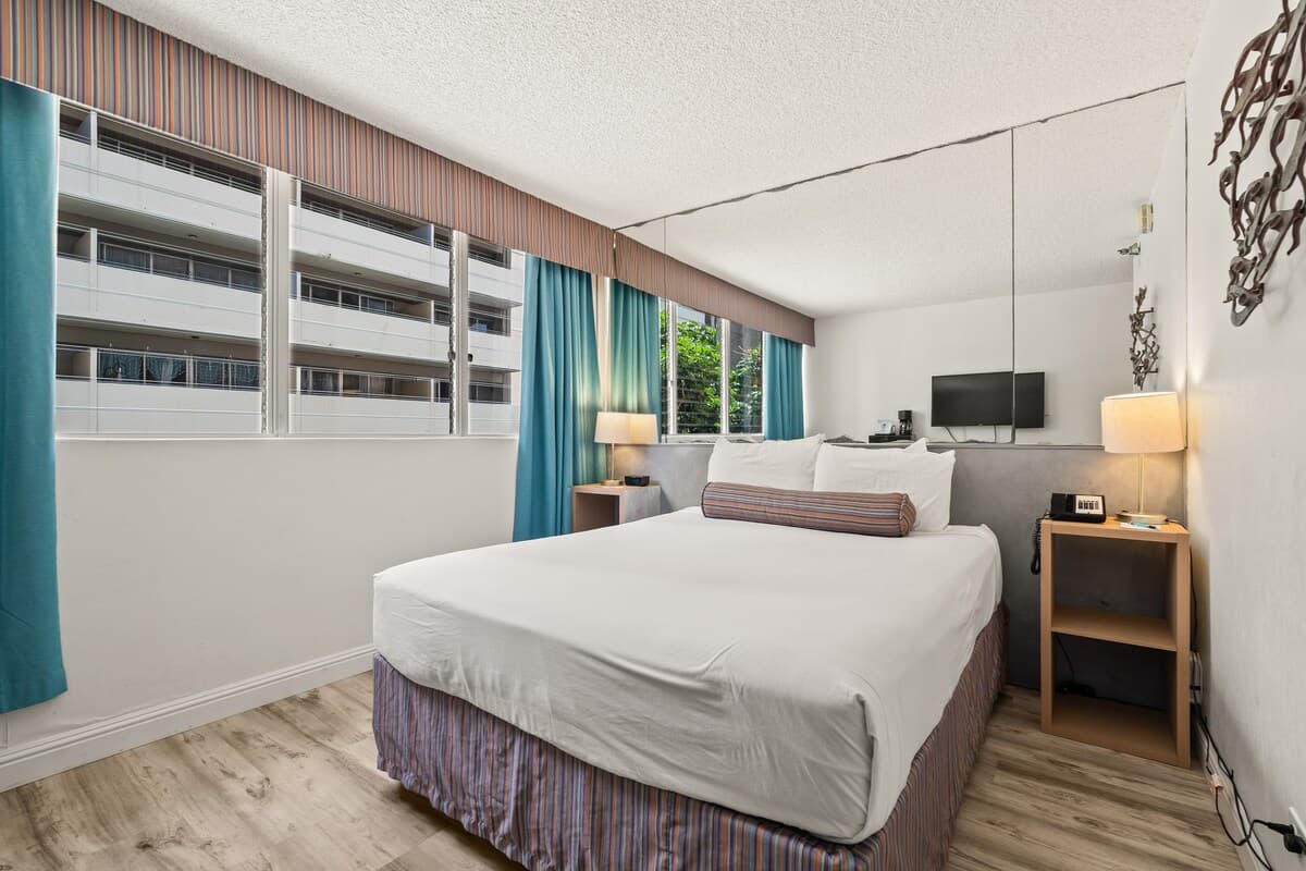 Condo in Honolulu · ★4.74 · 1 bedroom · 1 bed · 1.5 private baths - Photo 3