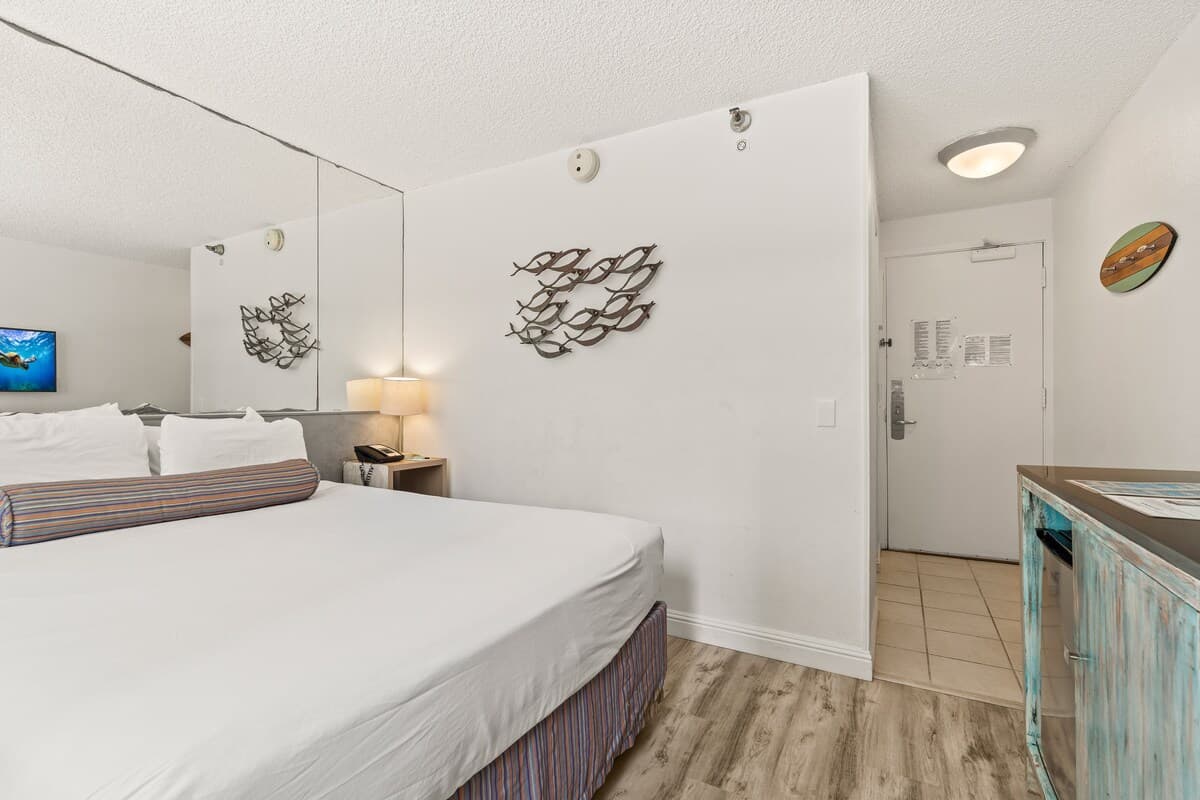 Condo in Honolulu · ★4.74 · 1 bedroom · 1 bed · 1.5 private baths - Photo 5
