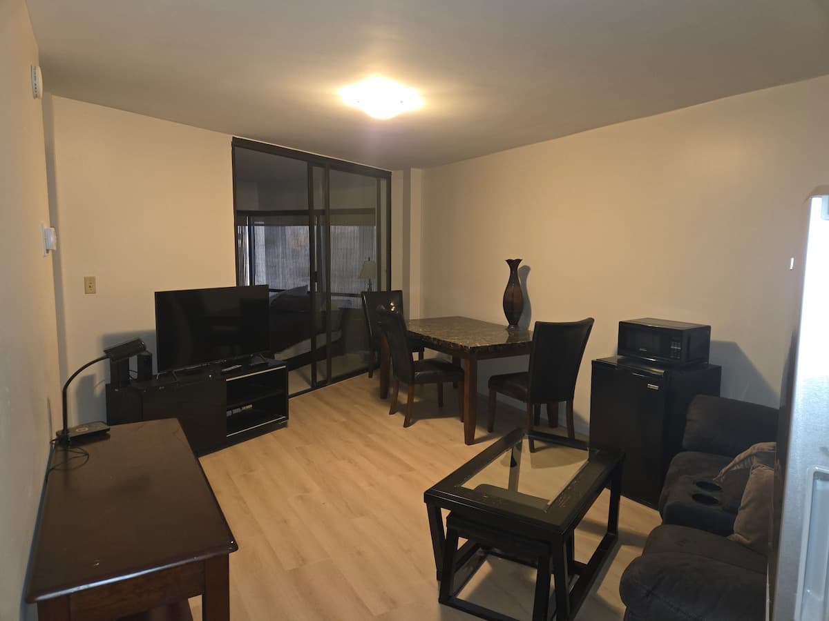 Downtown Honolulu Apt with free parking. - Photo 1