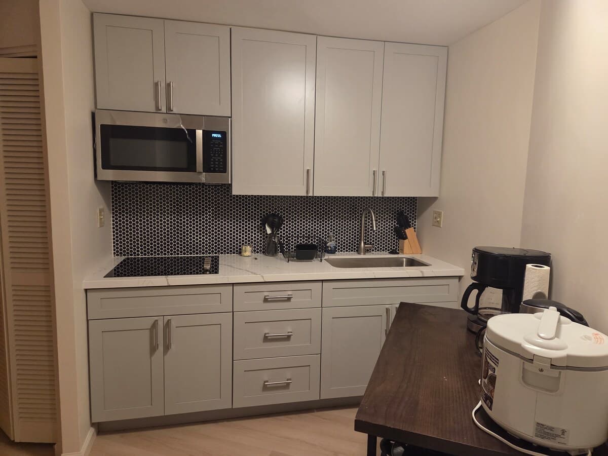 Downtown Honolulu Apt with free parking. - Photo 3