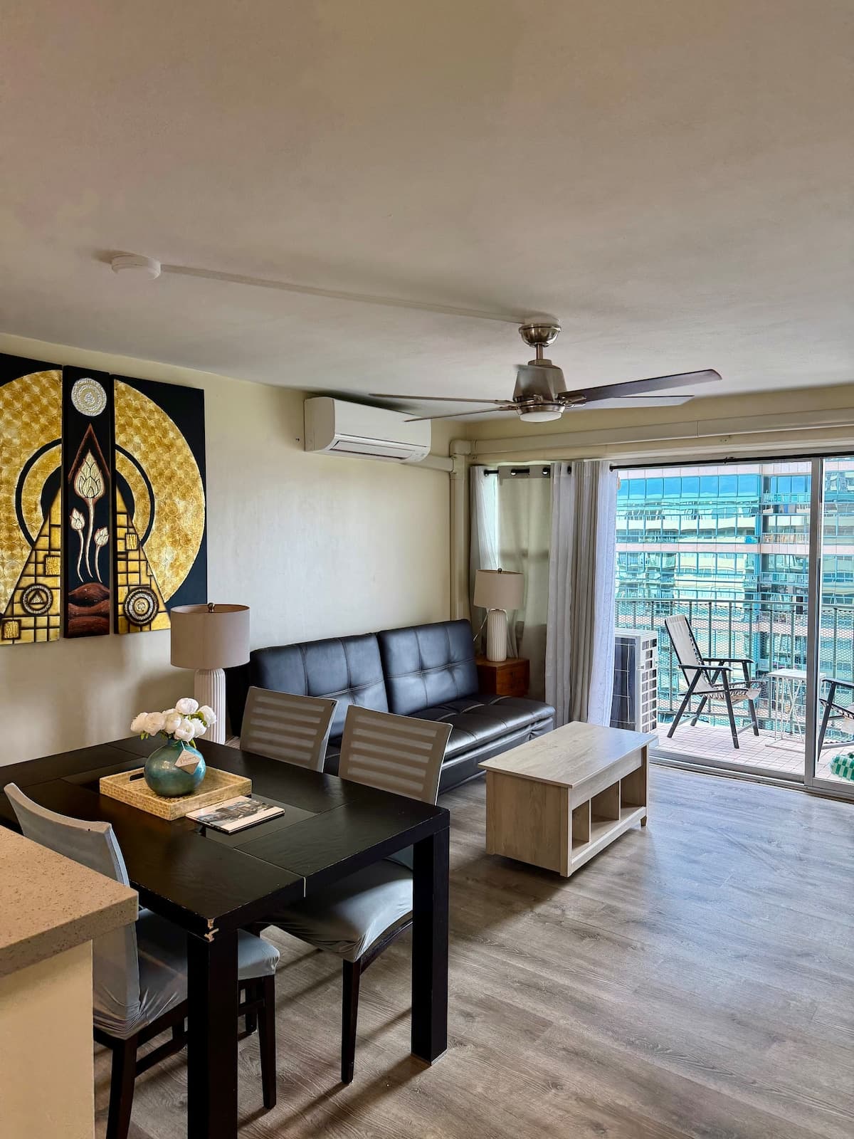 Condo in Honolulu · ★4.61 · 2 bedrooms · 4 beds · 1 private bath - Photo 2