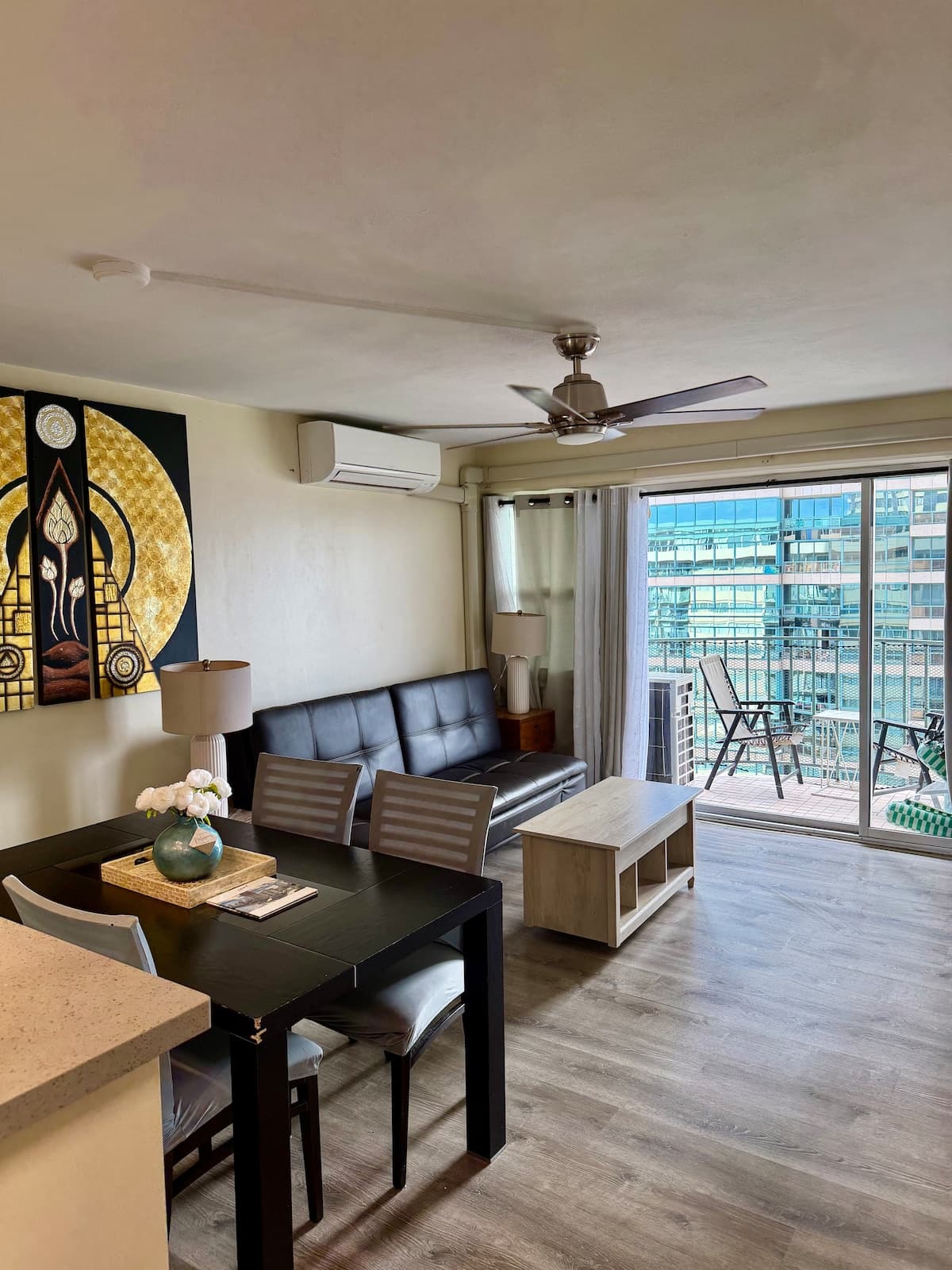 Condo in Honolulu · ★4.61 · 2 bedrooms · 4 beds · 1 private bath - Photo 1