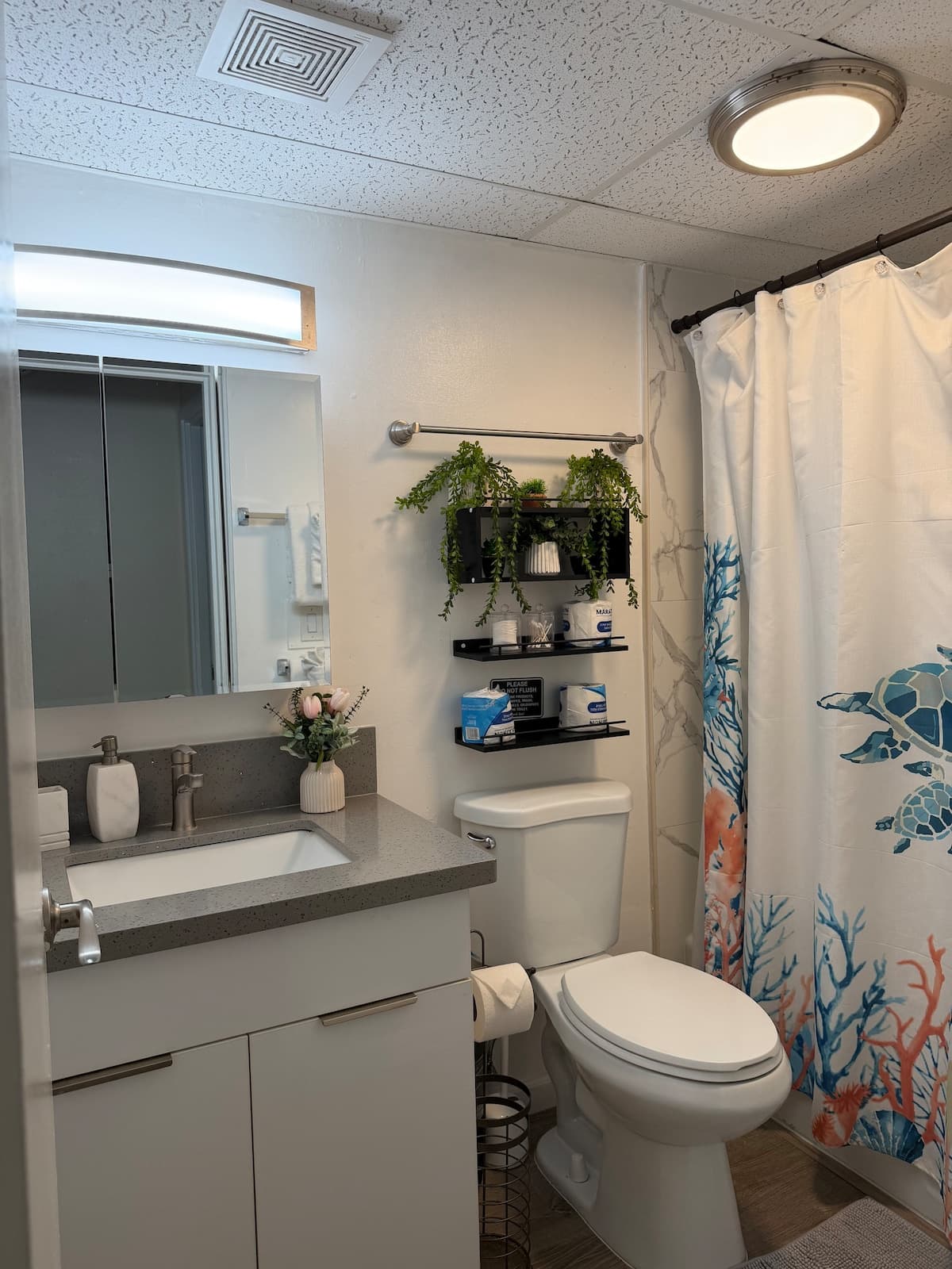 Condo in Honolulu · ★4.61 · 2 bedrooms · 4 beds · 1 private bath - Photo 5