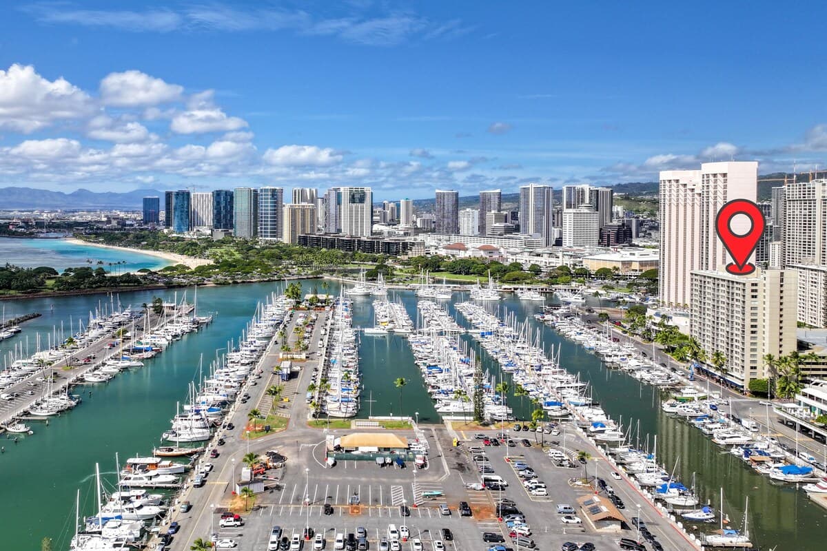 Condo in Honolulu · ★4.68 · 1 bedroom · 2 beds · 1 private bath - Photo 2