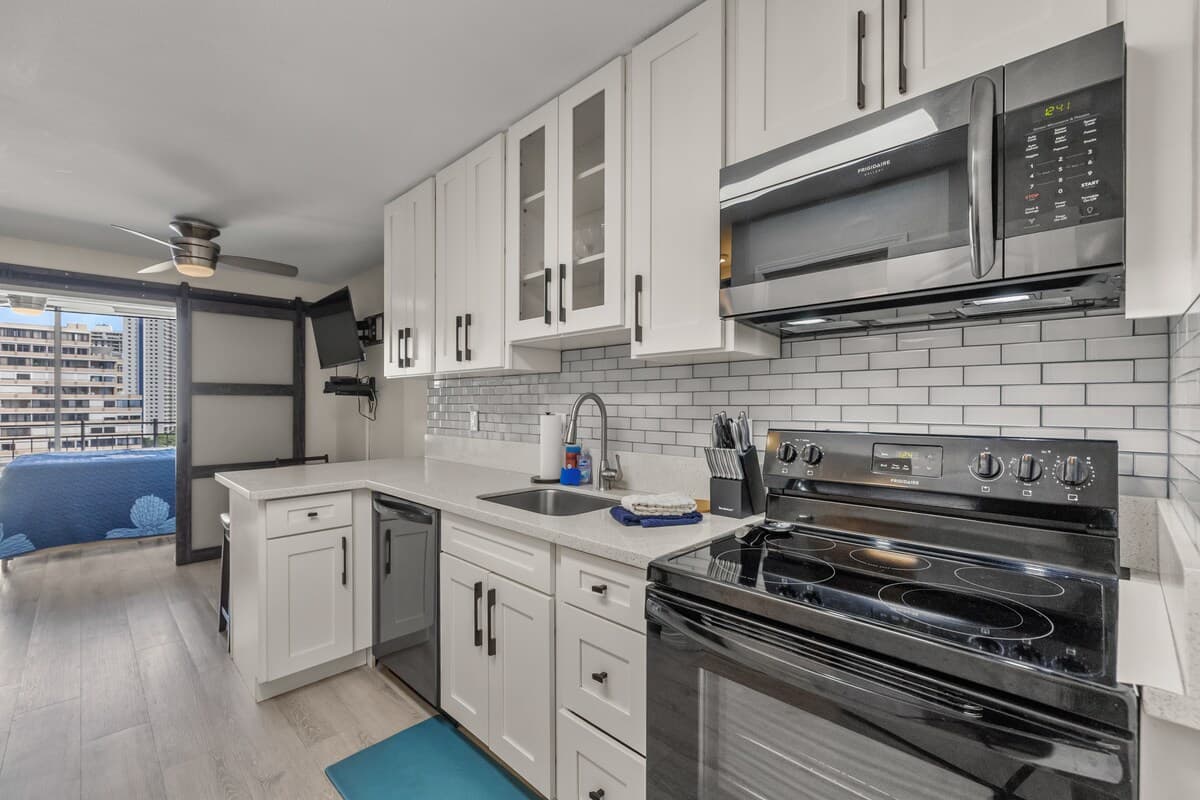 Condo in Honolulu · ★4.68 · 1 bedroom · 2 beds · 1 private bath - Photo 5