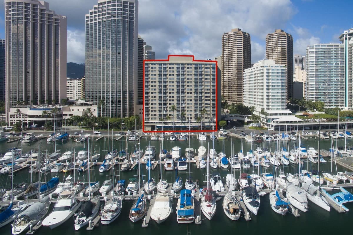 Condo in Honolulu · ★4.68 · 1 bedroom · 2 beds · 1 private bath - Photo 3