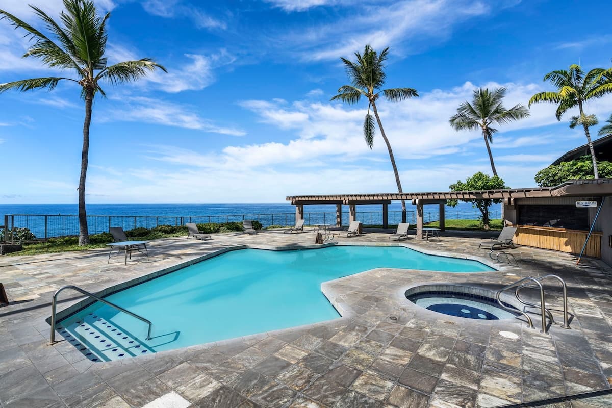 Condo in Kailua-Kona · ★4.82 · 3 bedrooms · 4 beds · 2 baths - Photo 5