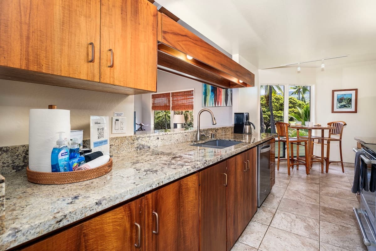 Condo in Kailua-Kona · ★4.82 · 3 bedrooms · 4 beds · 2 baths - Photo 3