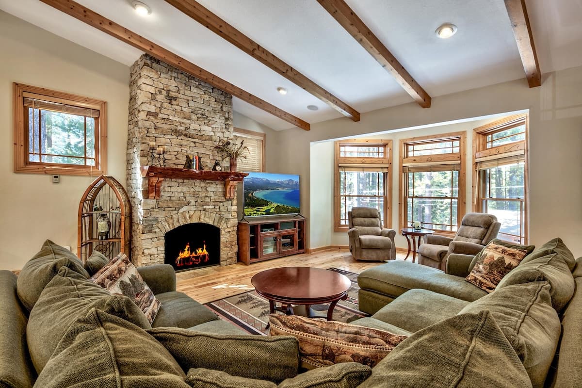 Lavish 5BR with Hot Tub, Pool Table & Walk to Town - Photo 2