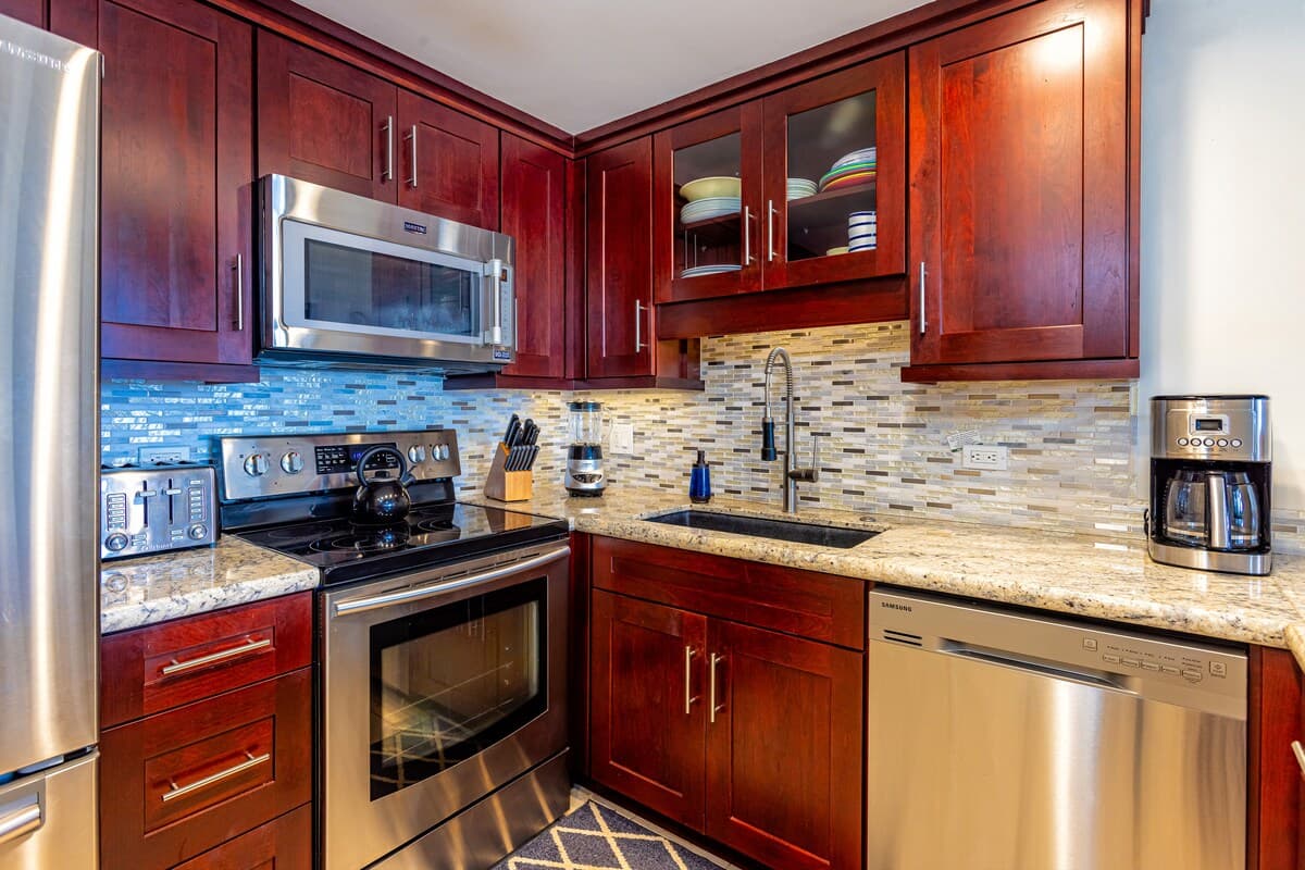 Condo in Lahaina · ★4.67 · 2 bedrooms · 3 beds · 2 baths - Photo 3