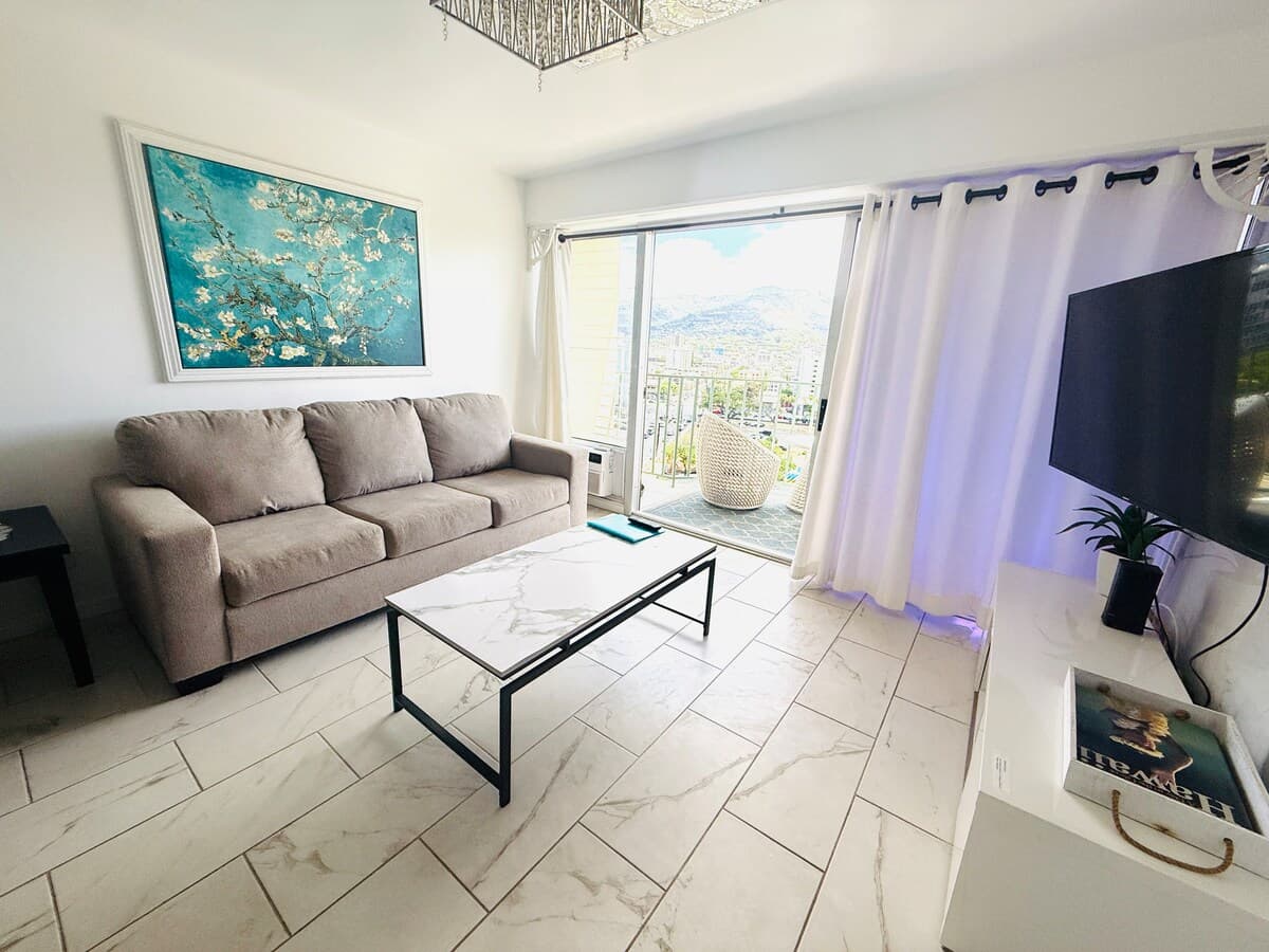Condo in Honolulu · ★4.83 · 2 bedrooms · 4 beds · 1 private bath - Photo 1