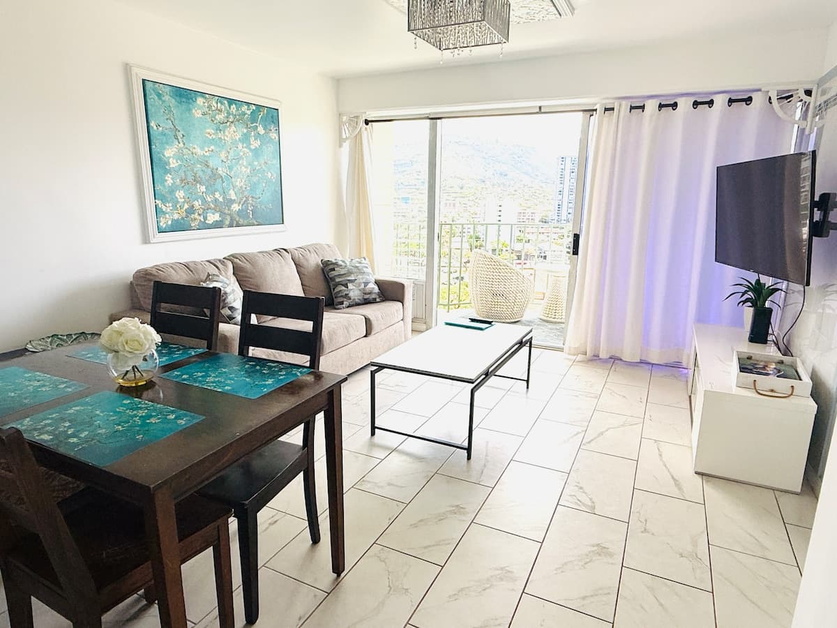 Condo in Honolulu · ★4.83 · 2 bedrooms · 4 beds · 1 private bath - Photo 3