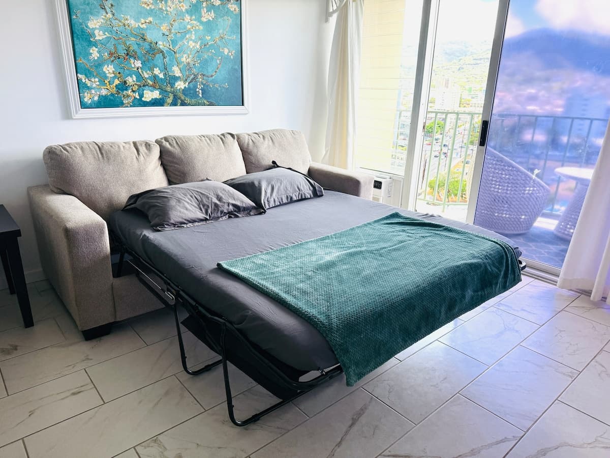 Condo in Honolulu · ★4.83 · 2 bedrooms · 4 beds · 1 private bath - Photo 4