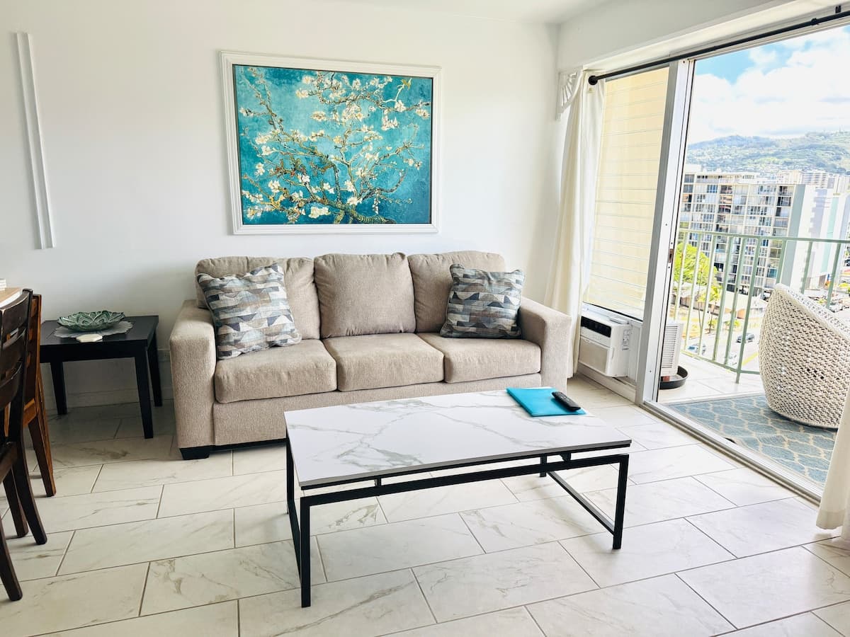 Condo in Honolulu · ★4.83 · 2 bedrooms · 4 beds · 1 private bath - Photo 2