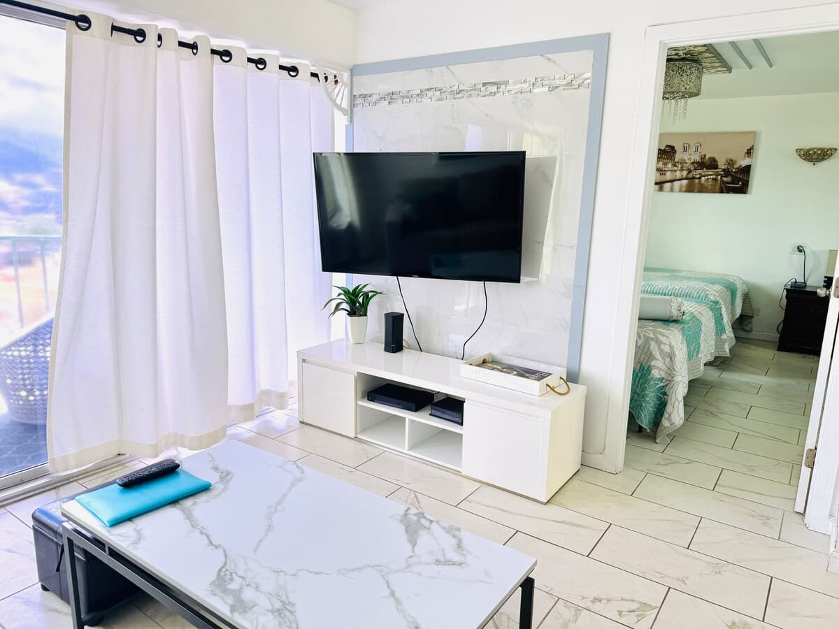 Condo in Honolulu · ★4.83 · 2 bedrooms · 4 beds · 1 private bath - Photo 5