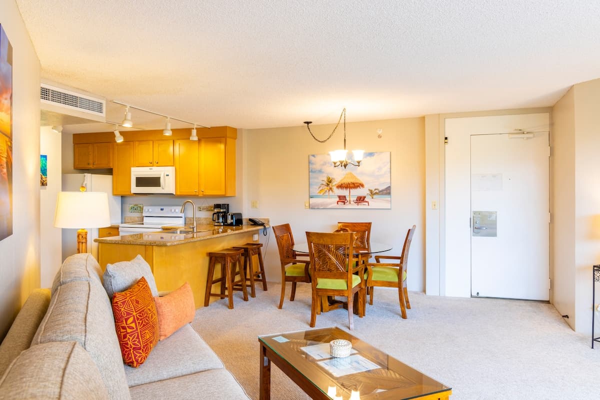 Condo in Lahaina · ★4.98 · 1 bedroom · 2 beds · 1 private bath - Photo 4