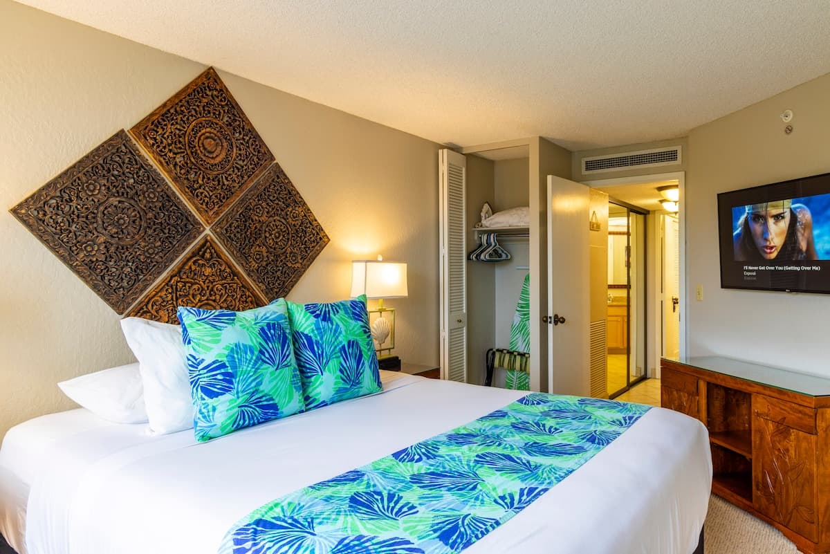 Condo in Lahaina · ★4.98 · 1 bedroom · 2 beds · 1 private bath - Photo 1