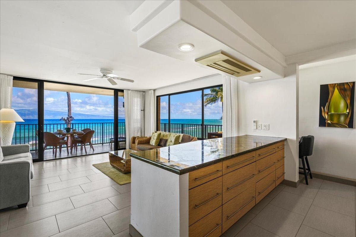 Condo in Lahaina · ★4.93 · 1 bedroom · 2 beds · 1 private bath - Photo 4