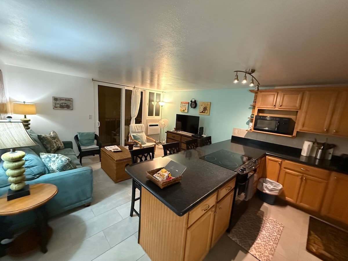 Condo in Hauula · ★4.82 · 1 bedroom · 2 beds · 1 private bath - Photo 4
