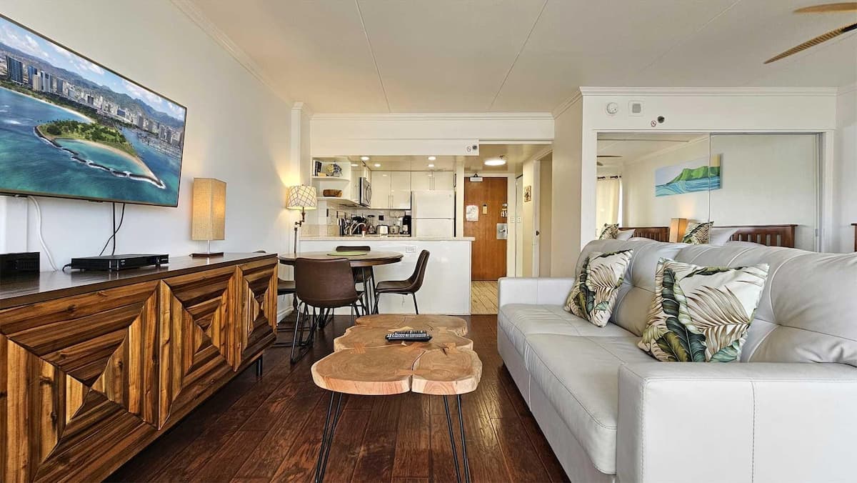 Condo in Waikiki · ★4.71 · 1 bedroom · 3 beds · 1 private bath - Photo 4