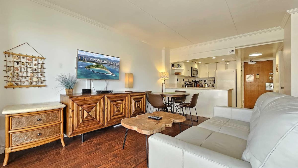 Condo in Waikiki · ★4.71 · 1 bedroom · 3 beds · 1 private bath - Photo 2
