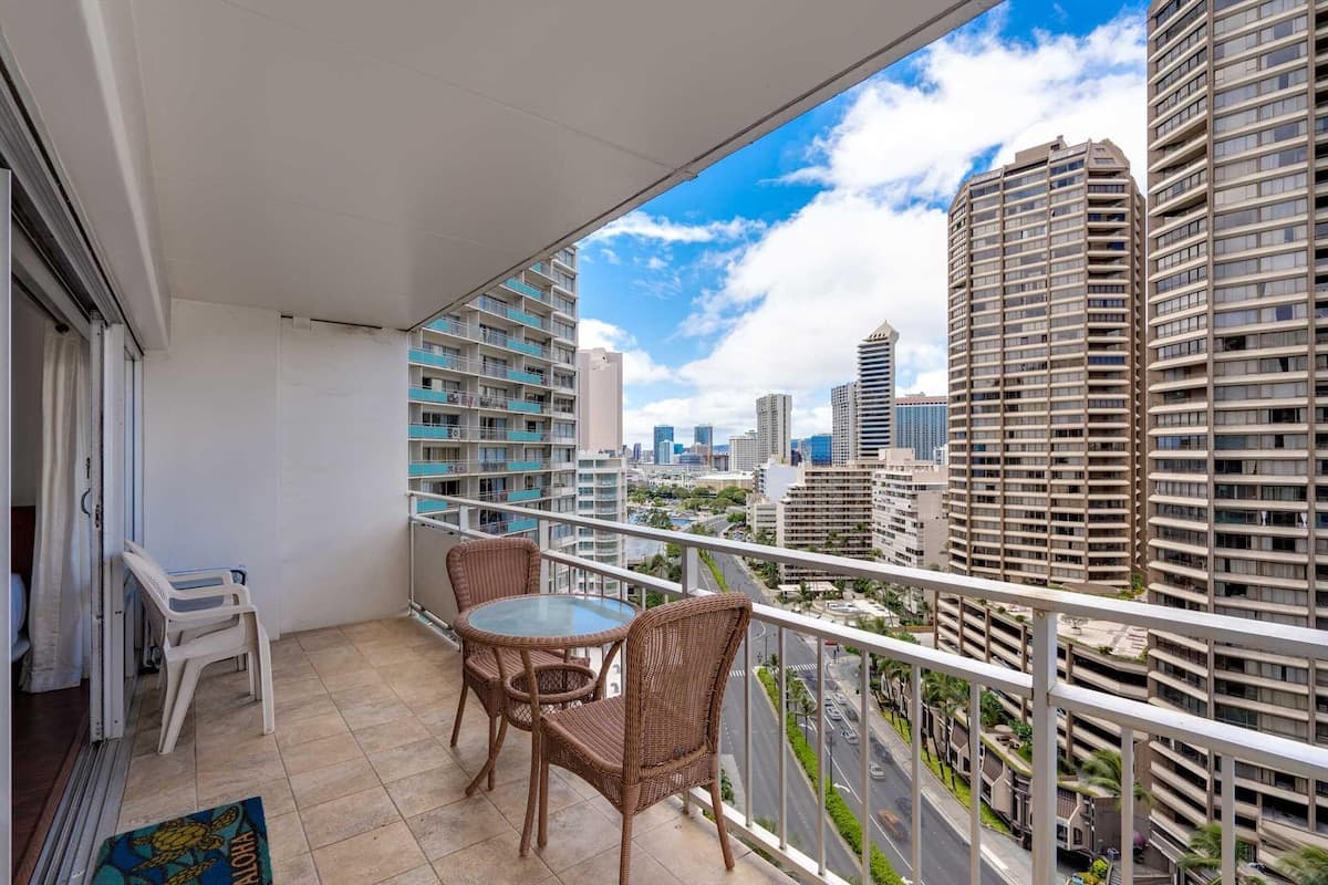 Condo in Waikiki · ★4.71 · 1 bedroom · 3 beds · 1 private bath - Photo 5