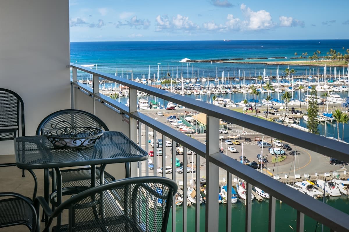 Condo in Waikiki · ★4.55 · 1 bedroom · 2 beds · 1 private bath - Photo 5