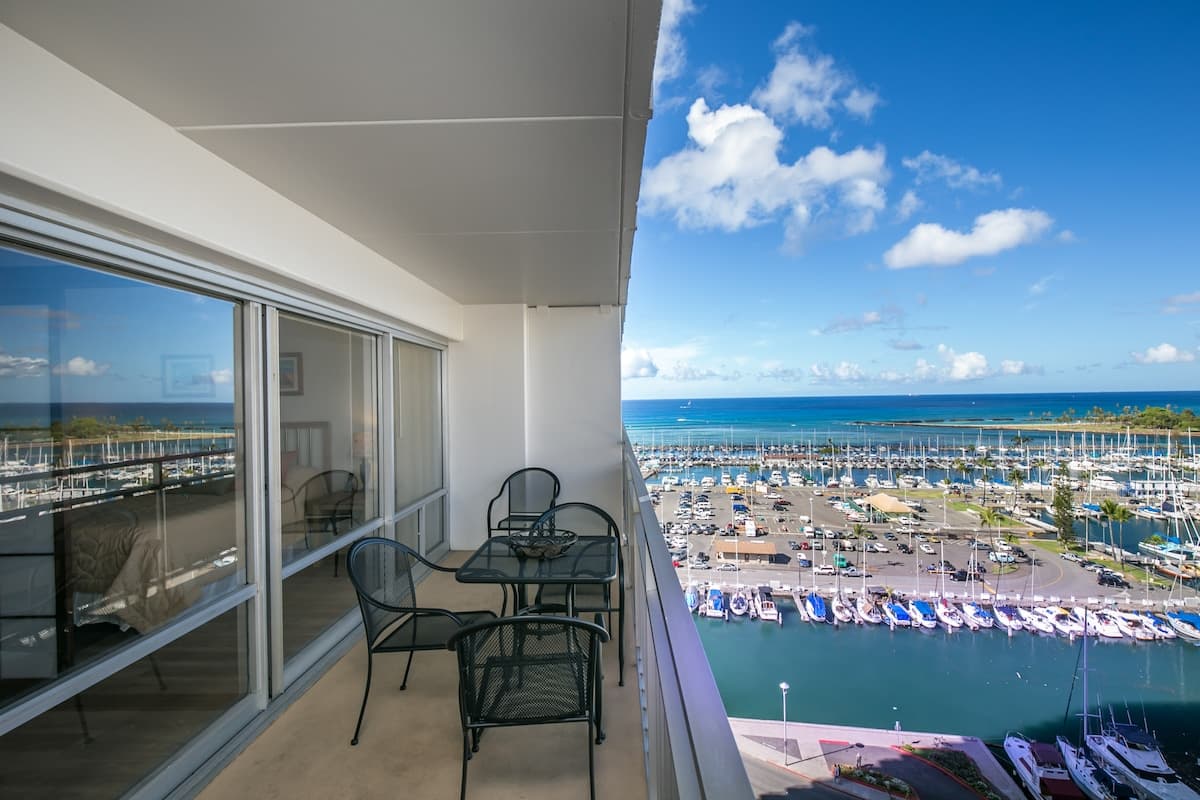 Condo in Waikiki · ★4.55 · 1 bedroom · 2 beds · 1 private bath - Photo 1