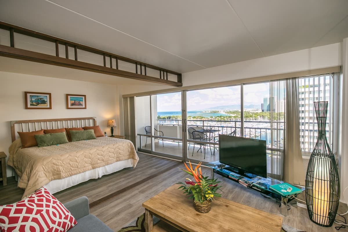 Condo in Waikiki · ★4.55 · 1 bedroom · 2 beds · 1 private bath - Photo 2