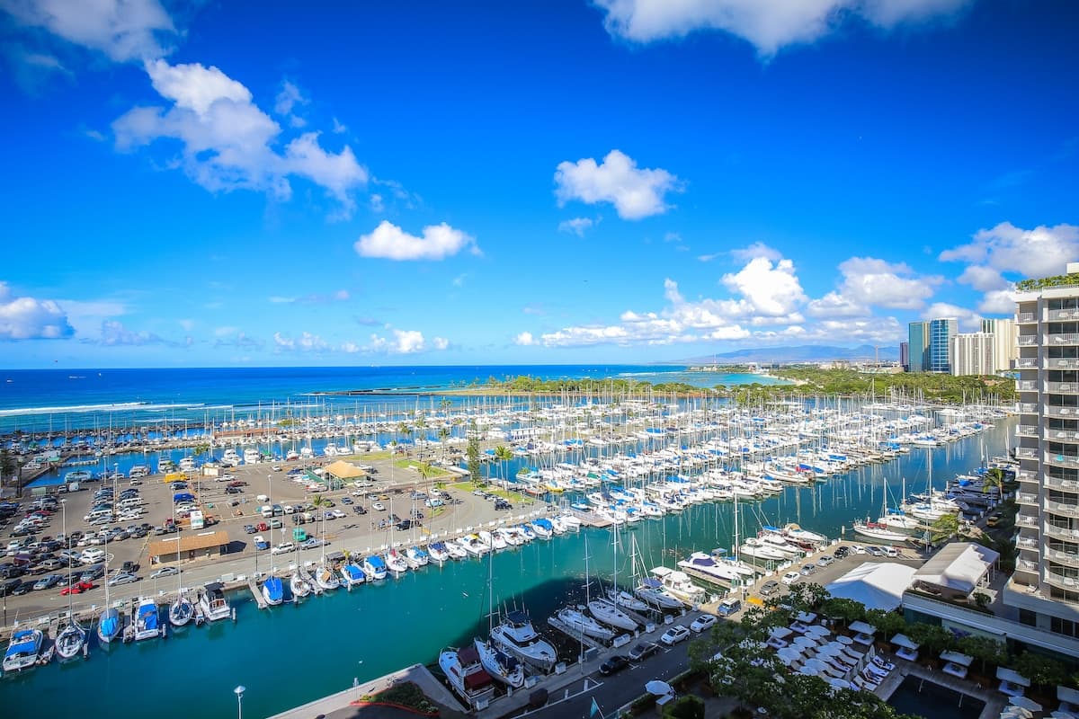 Condo in Waikiki · ★4.55 · 1 bedroom · 2 beds · 1 private bath - Photo 4
