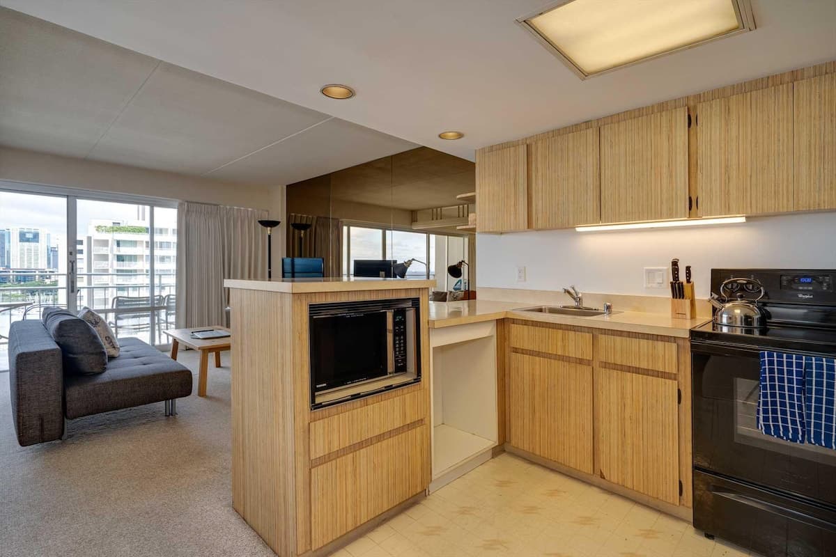 Condo in Waikiki · ★4.42 · 1 bedroom · 2 beds · 1 private bath - Photo 5
