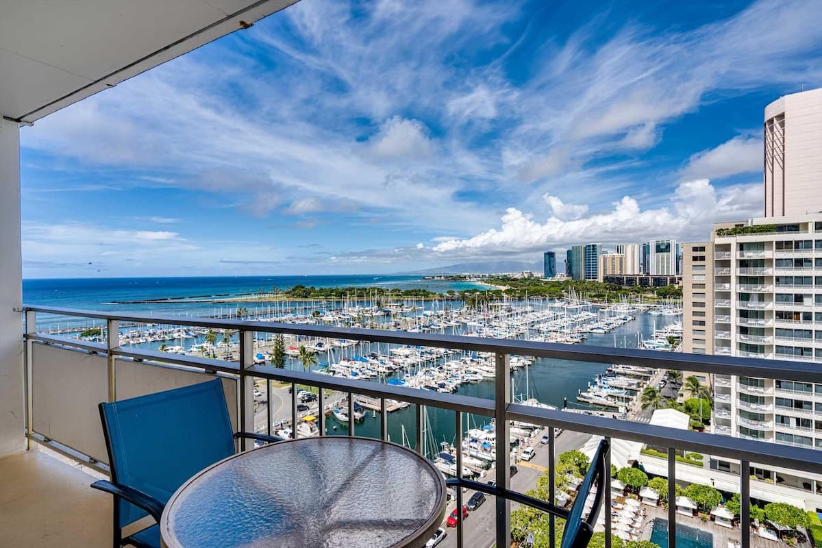 Condo in Waikiki · ★4.42 · 1 bedroom · 2 beds · 1 private bath - Photo 1