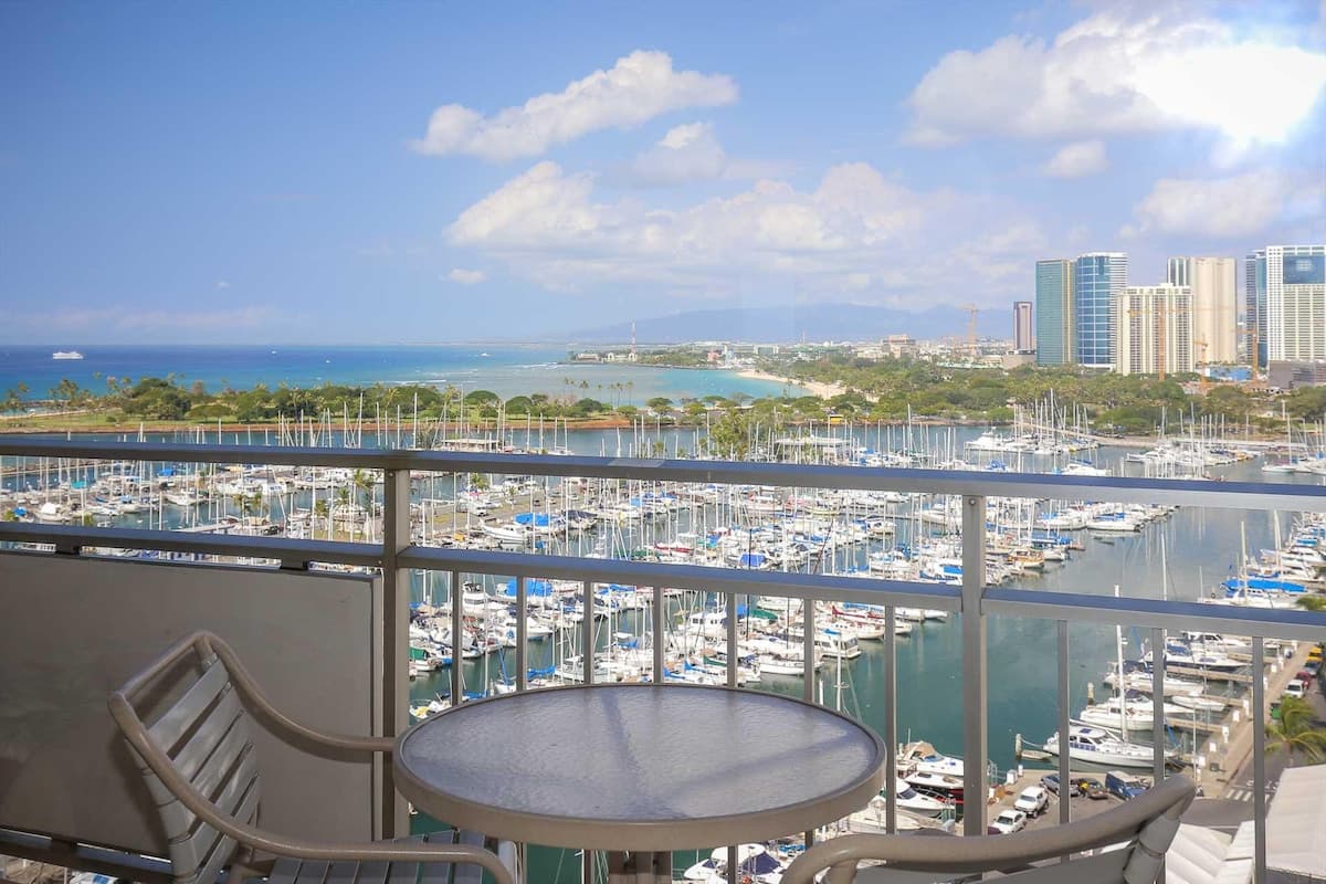 Condo in Waikiki · ★4.42 · 1 bedroom · 2 beds · 1 private bath - Photo 4