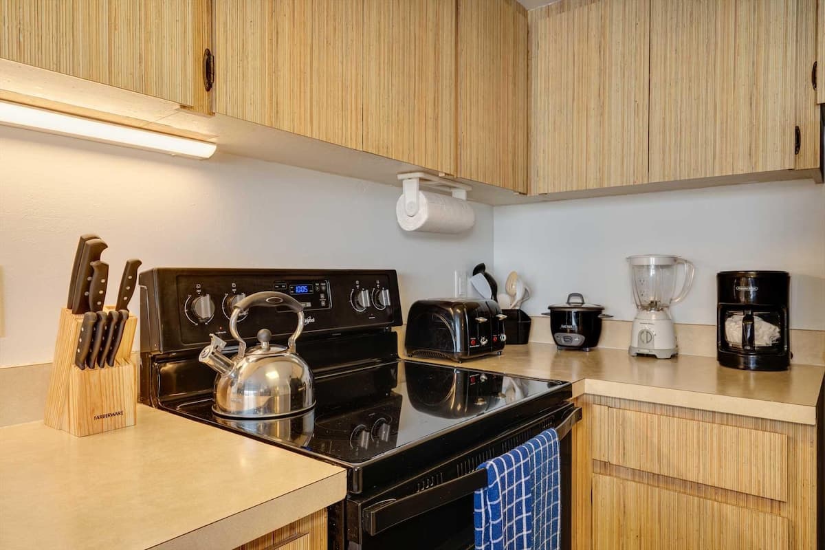 Condo in Waikiki · ★4.42 · 1 bedroom · 2 beds · 1 private bath - Photo 2