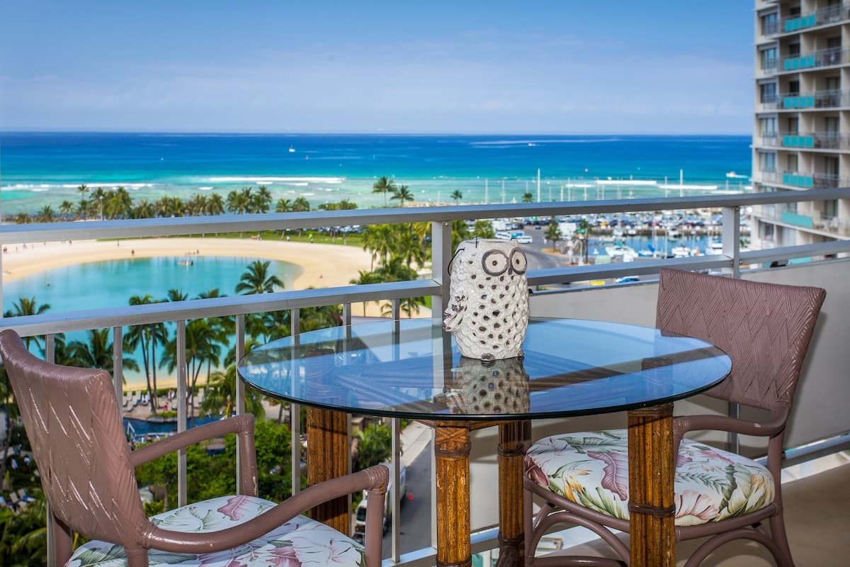 Condo in Waikiki · ★4.77 · 1 bedroom · 2 beds · 1 private bath - Photo 1