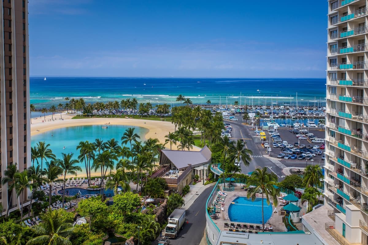 Condo in Waikiki · ★4.77 · 1 bedroom · 2 beds · 1 private bath - Photo 2