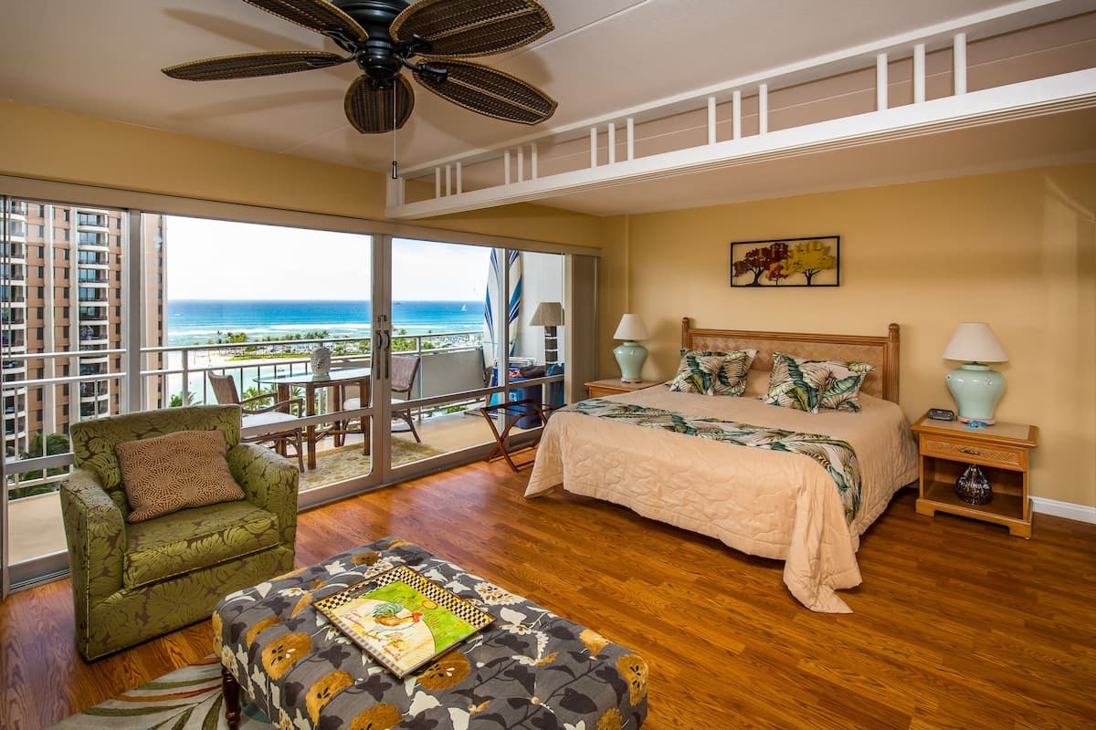 Condo in Waikiki · ★4.77 · 1 bedroom · 2 beds · 1 private bath - Photo 4