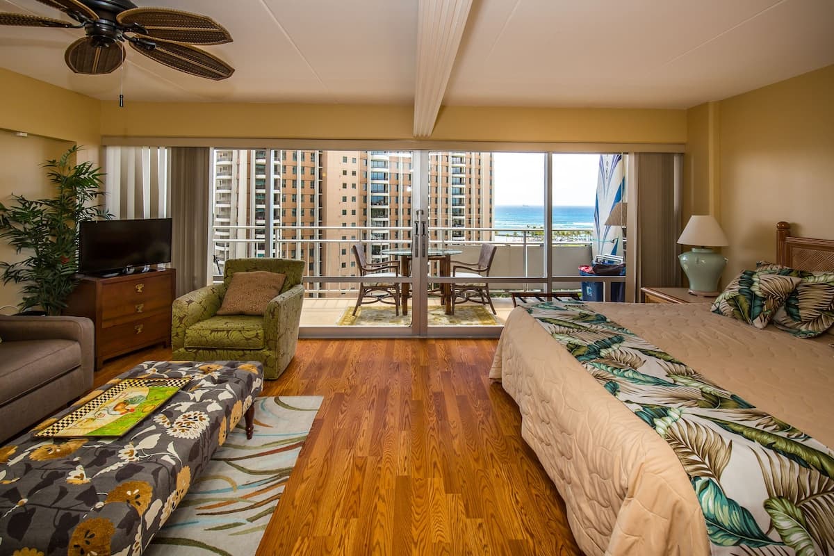 Condo in Waikiki · ★4.77 · 1 bedroom · 2 beds · 1 private bath - Photo 5