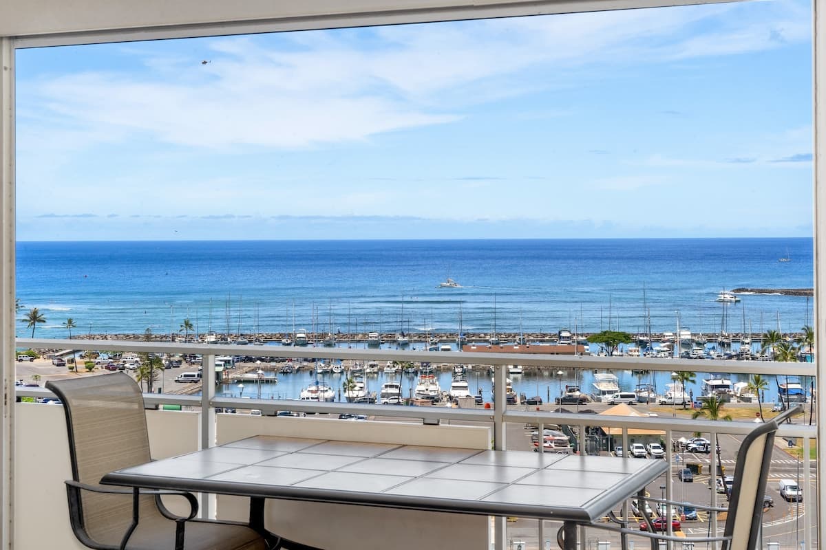 Condo in Waikiki · ★4.56 · 2 bedrooms · 4 beds · 2 private baths - Photo 5