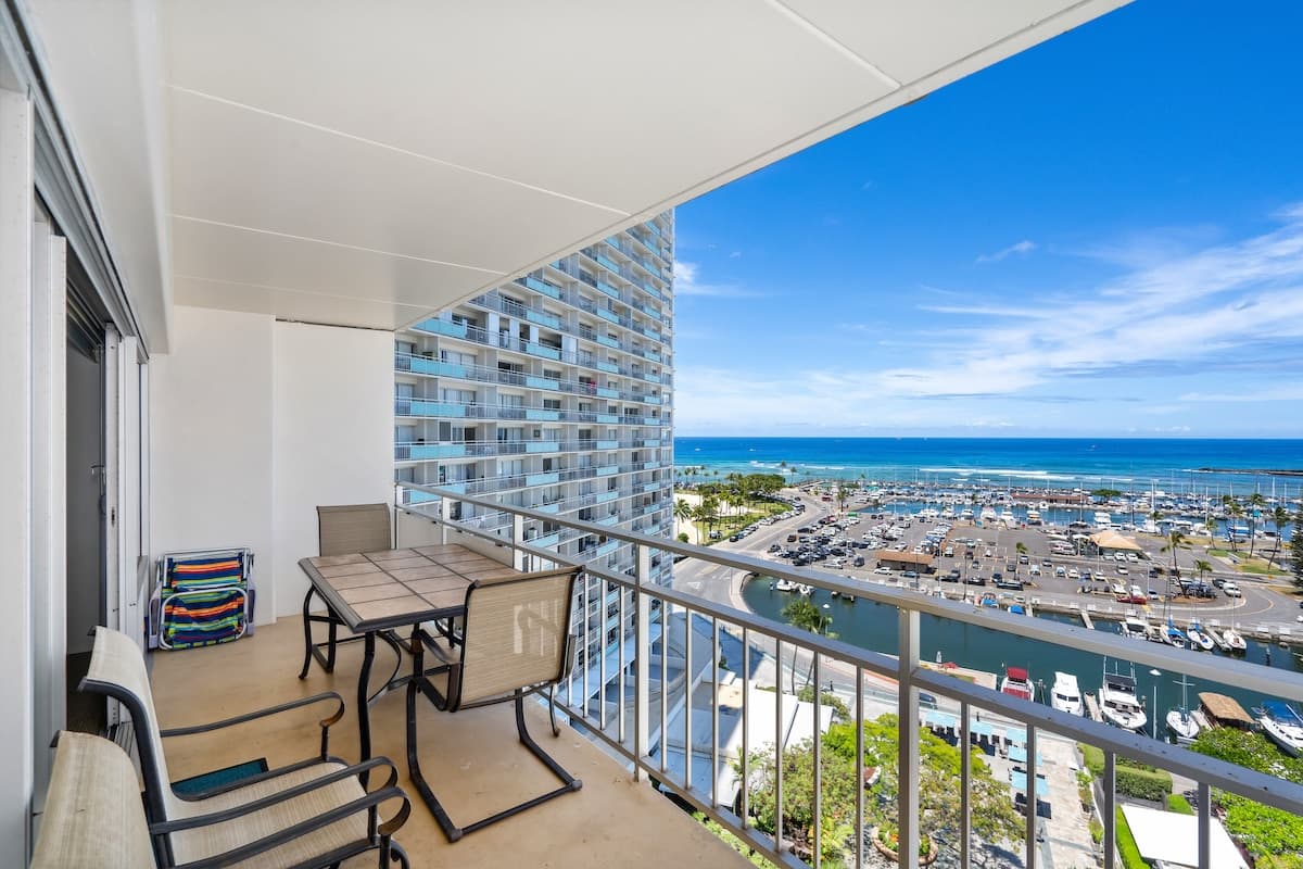 Condo in Waikiki · ★4.56 · 2 bedrooms · 4 beds · 2 private baths - Photo 2