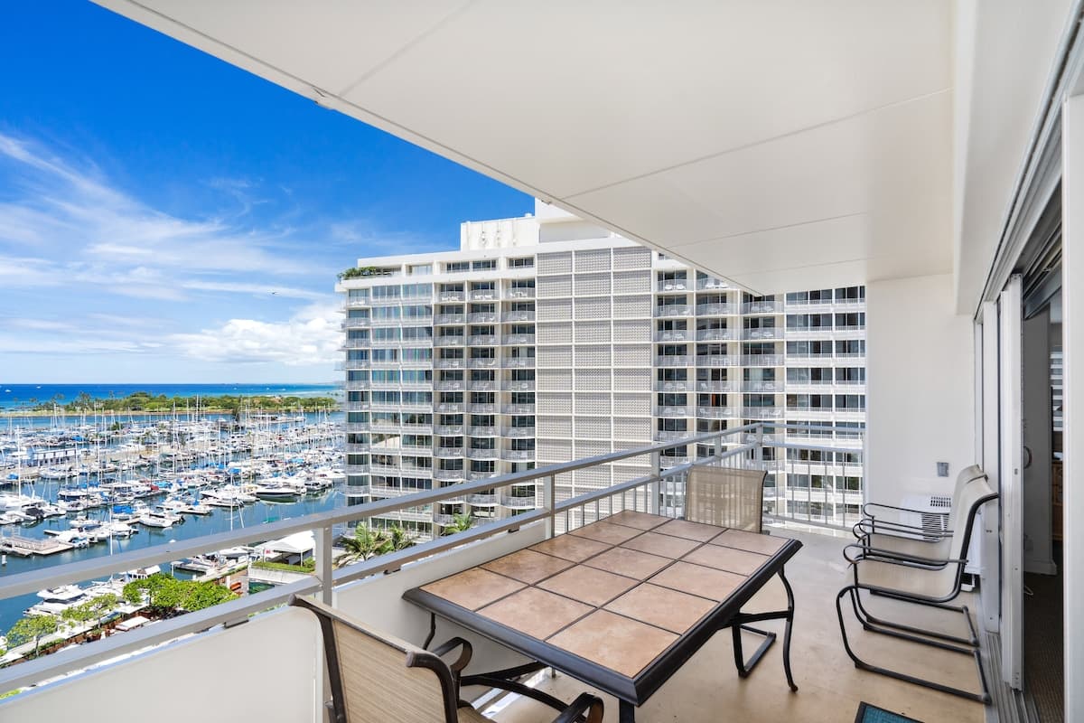 Condo in Waikiki · ★4.56 · 2 bedrooms · 4 beds · 2 private baths - Photo 4