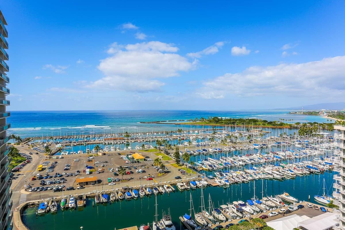 Condo in Waikiki · ★4.41 · 1 bedroom · 2 beds · 1 private bath - Photo 1